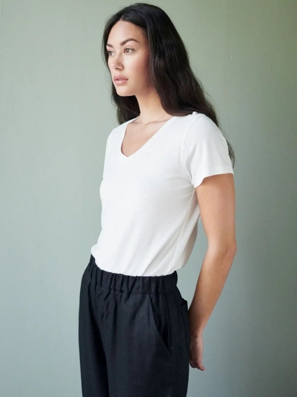 Quince Modal White V-Neck Short Sleeve Tee Ladies Medium NWT Preppy Soft CLEAN